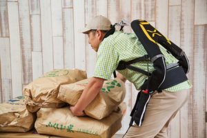 腰補助用マッスルスーツ | 株式会社ジェイエスキューブ